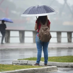 O aviso de perigo potencial – o mais brando – prevê até 50 milímetros (mm) de chuva por dia, ou de 20 a 30 mm por hora (h), e é válido até as 10h de segunda-feira (8)