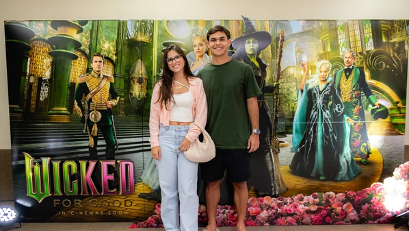 A sessão reuniu fãs do filme, com grandes atuações de Ariana Grande e Cynthia Erivo,  nesta terça-feira (18) em sessão exclusiva