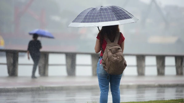 O aviso de perigo potencial – o mais brando – prevê até 50 milímetros (mm) de chuva por dia, ou de 20 a 30 mm por hora (h), e é válido até as 10h de segunda-feira (8)