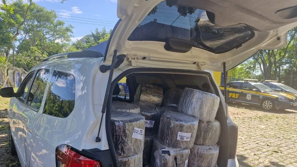 Ele foi flagrado por um agente da PRF, que seguia pela rodovia em uma viatura descaracterizada para assumir o serviço em Guarapari e percebeu a movimentação suspeita