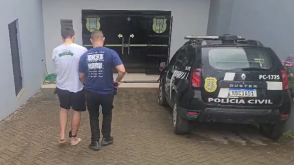 Crime foi considerado premeditado e motivado por vingança; o suspeito, que já estava em prisão domiciliar por outro crime, foi encaminhado ao sistema prisional