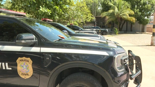 À PM, vítima contou que dormia em sua residência quando foi surpreendida por um invasor. A Guarda Municipal, porém, informou que foi discussão familiar; caso é investigado pela Polícia Civil