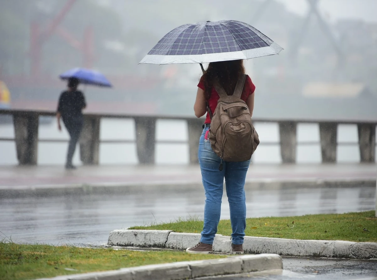 chuva; chuva em Vitória; tempo chuvoso; nublado; chuva no ES