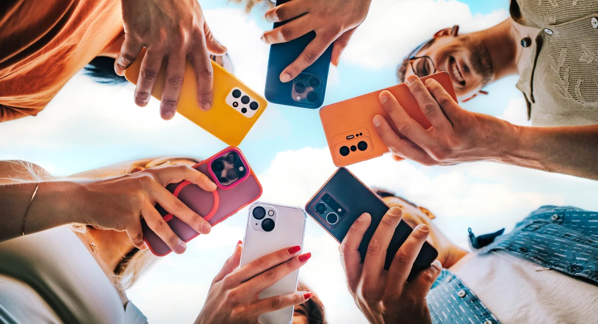 Dicas de como escolher celulares que não pesam o bolso nessa black friday. Crédito: Shutterstock