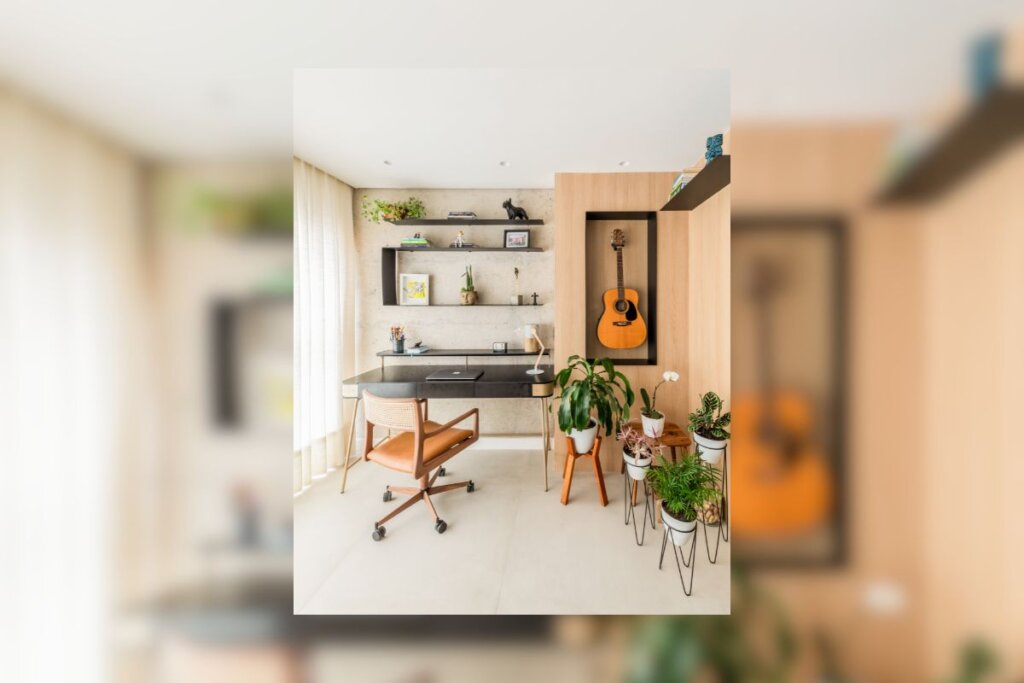 A varanda é um dos locais mais inspiradores para o home office (Imagem: Guilherme Pucci | Projeto: BMA Studio)