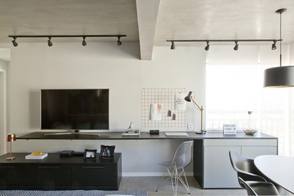 O home office pode se encaixar discretamente em salas e até mesmo no hall de entrada (Imagem: Luis Gomes | Projeto: BMA Studio)