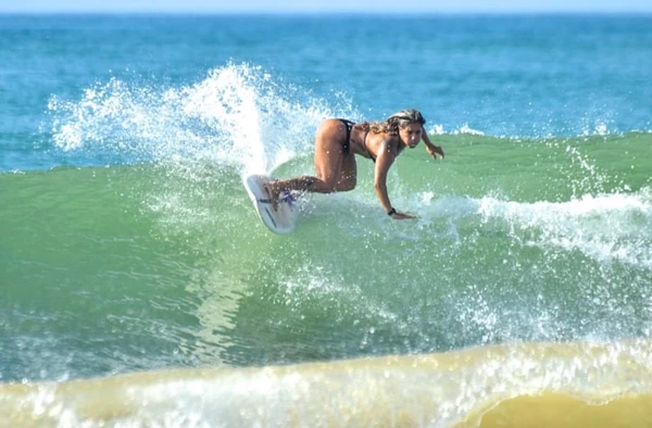 Francine Nery surfando em 