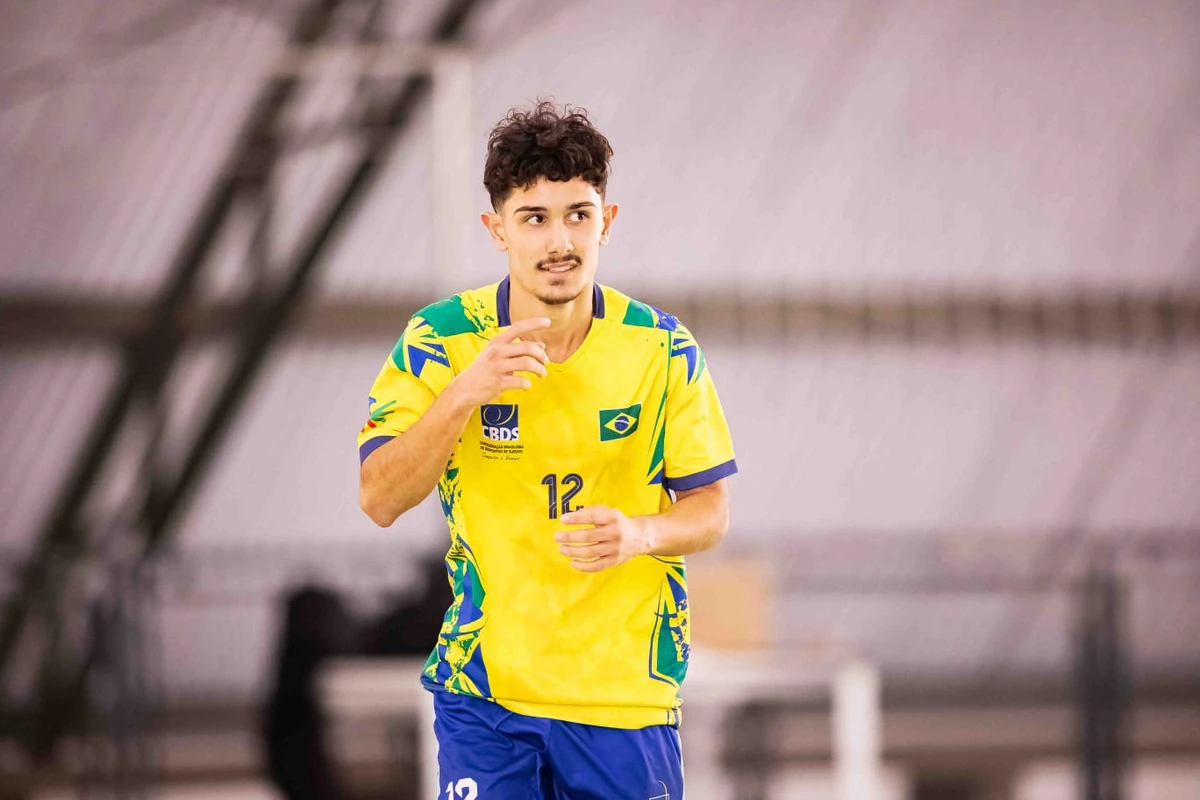 Hiago Ribeiro, ex-atleta da Taça EDP das Comunidades e jogador da seleção brasileira de futebol de surdos