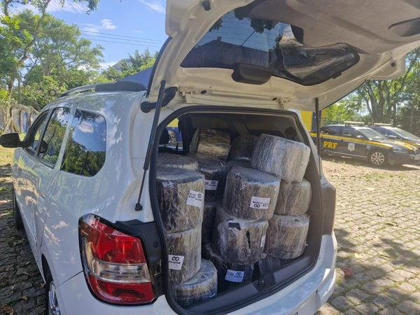 Homem foi preso após roubar parte da carga de um caminhão acidentado em Anchieta