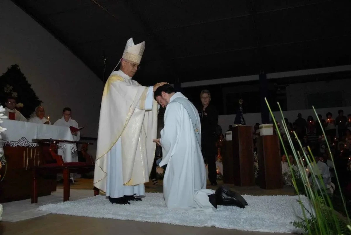 Padre Francys sendo ordenado presbítero por dom Dario Campos, em Iconha