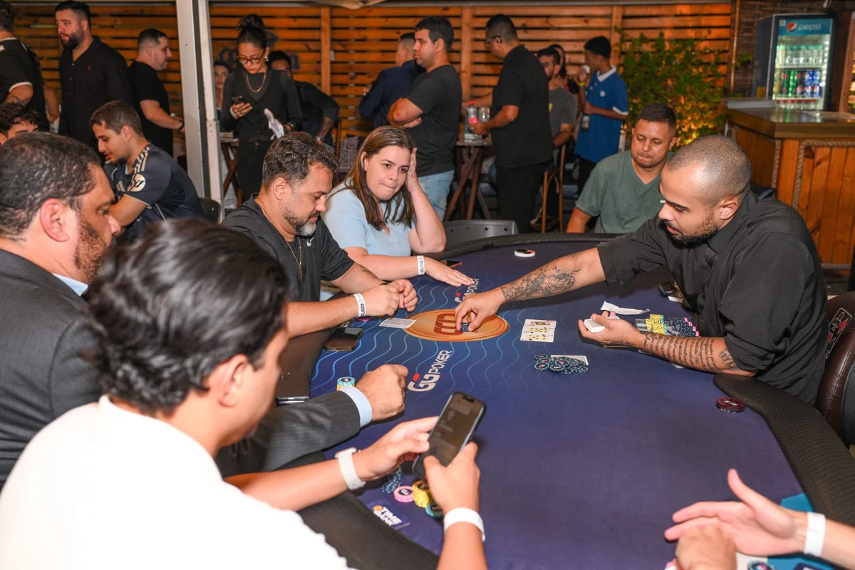 Poker Night, evento informal em gastrobar da Praia de Camburi