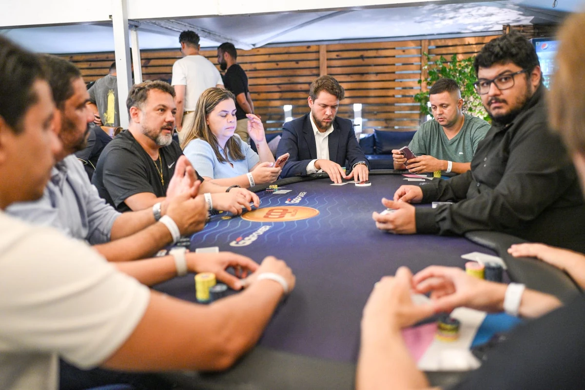 Poker Night, evento informal em gastrobar da Praia de Camburi