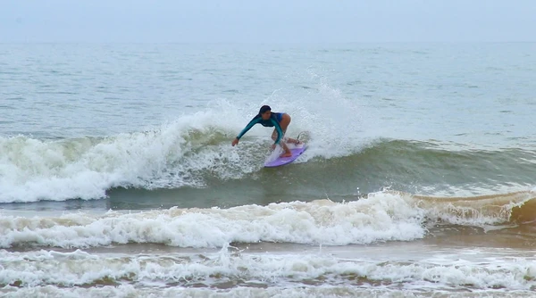 Sophia Medina se familiariza com mar da Praia d'Ulé, local que sedia a QS da WSL Etapa BB Seguros