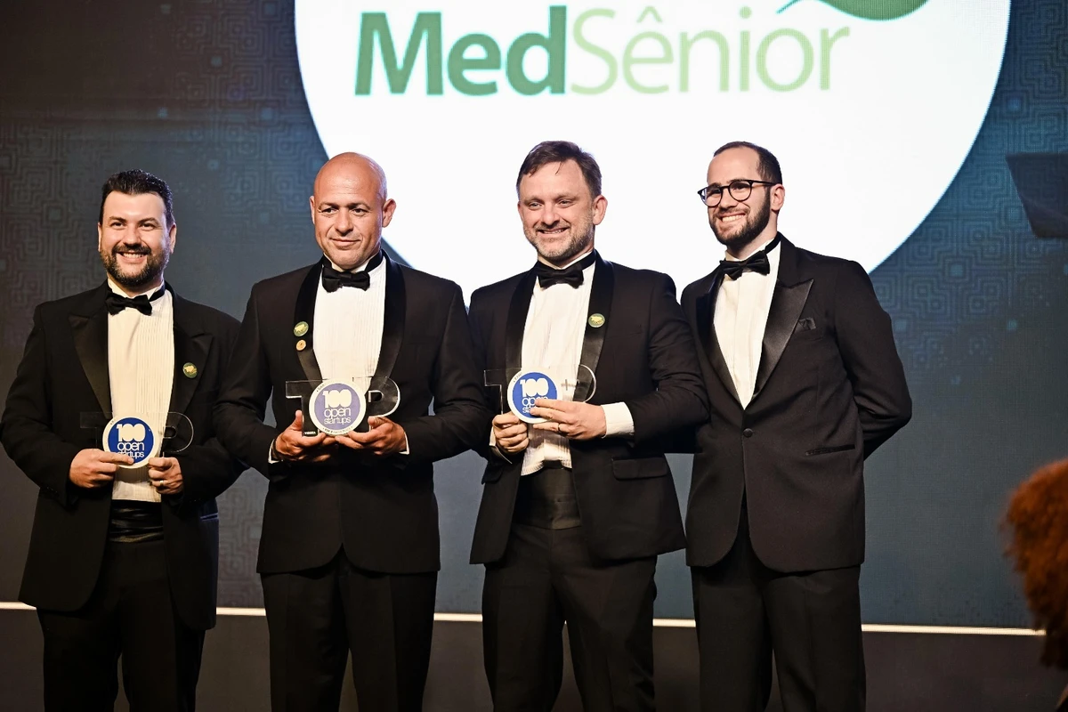  o coordenador de Inovação Aberta, Cleber Neve; o vice-presidente executivo Maely Coelho Filho, o diretor de Inovação da MedSênior, Marcus Leitão; com o apresentador do prêmi