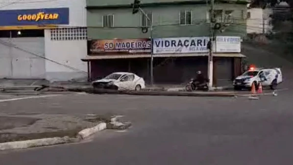 Por conta do bloqueio no sentido Segunda Ponte, na manhã desta quinta-feira (20), o fluxo de veículos foi desviado para dentro do bairro Alvorada
