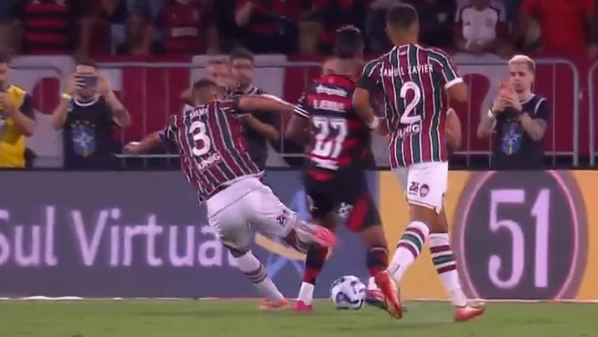 Davi Lacerda entendeu corretamente que o atacante flamenguista forçou uma falta na disputa dentro da área; no outro lance, acertou no pênalti cometido por Renê após ser chamado pelo VAR