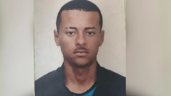 Eles estavam indo para casa, voltando de um bar, quando o carro em que estavam foi alvo de disparos. Outro homem que estava no veículo não se feriu