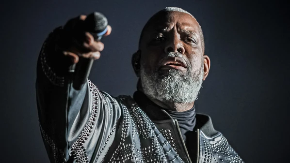 Fazer sucesso em um país que ainda enfrenta racismo e intolerância religiosa é motivo de reflexão para o cantor