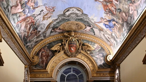 O prédio foi adquirido pelo governo brasileiro em 1960 e é uma das joias arquitetônicas de Roma. Construído em 1644, corria sérios riscos de incêndio