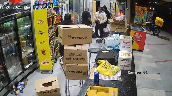 Um funcionário do estabelecimento disse à PM que os três homens armados chegaram ao local perto do horário de fechamento e fugiram a pé após o crime