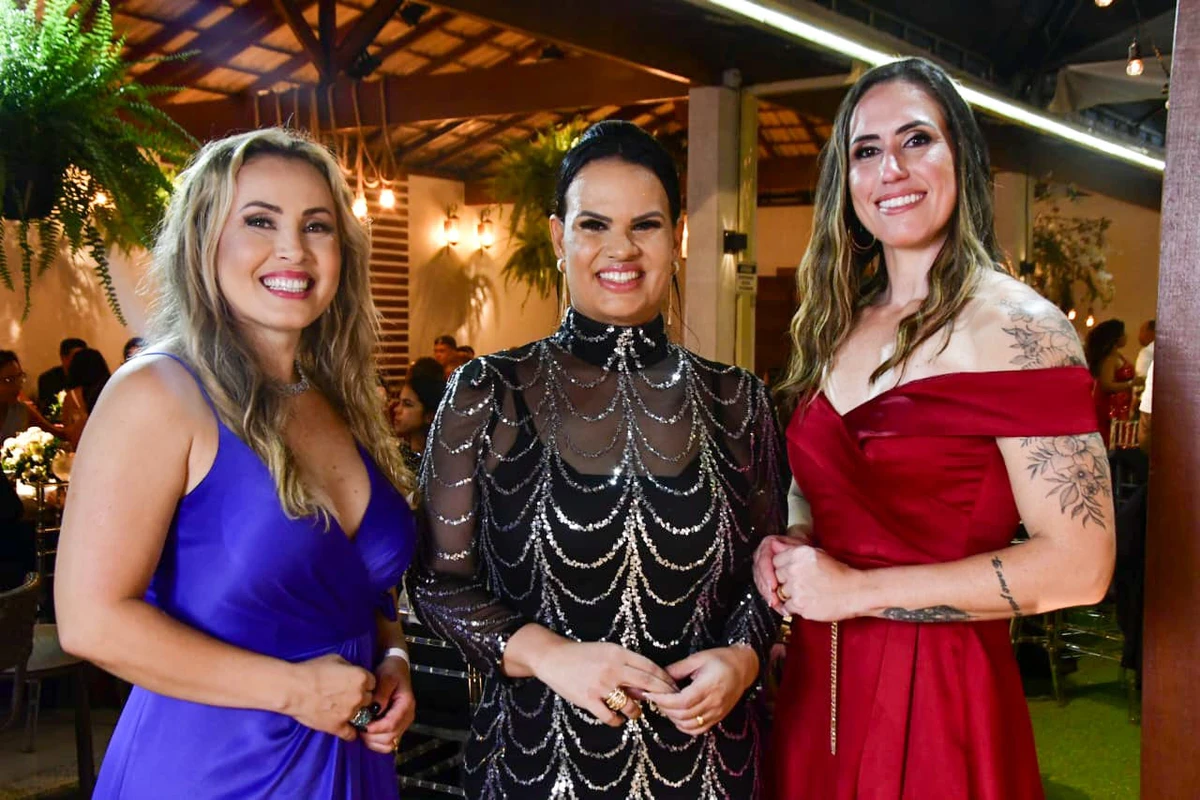 a anfitrião Cristiane Puppim é ladeada pelas empresárias Kenia Tenório e Leticia Frasson