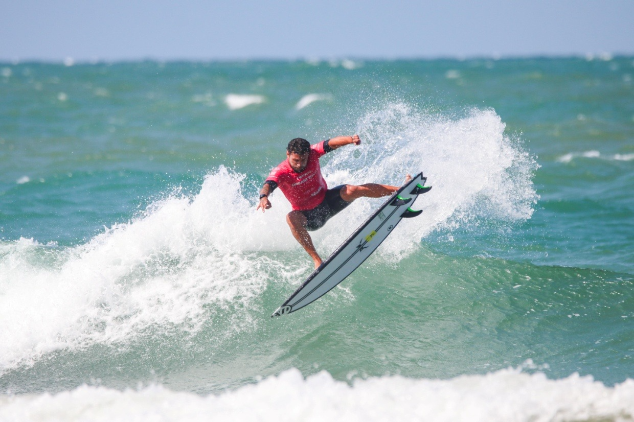 Krystian Kymerson vem de uma família ligada à modalidade, sendo um dos expoentes do surfe capixaba e veterano em competições internacionais. Crédito: jjv.fotos_ e ds.images