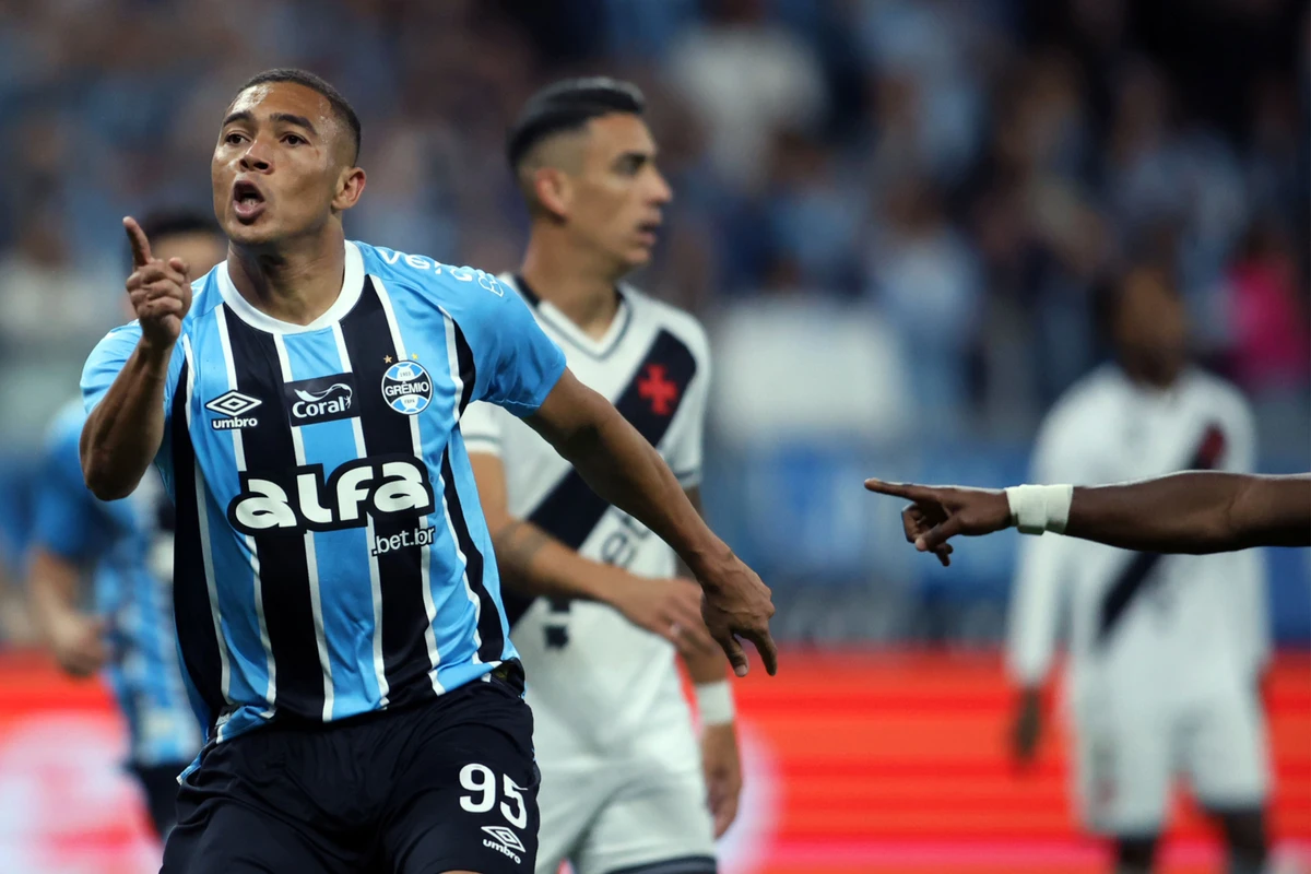 Carlos Vinícius anotou o primeiro gol da vitória gremista sobre o Vasco