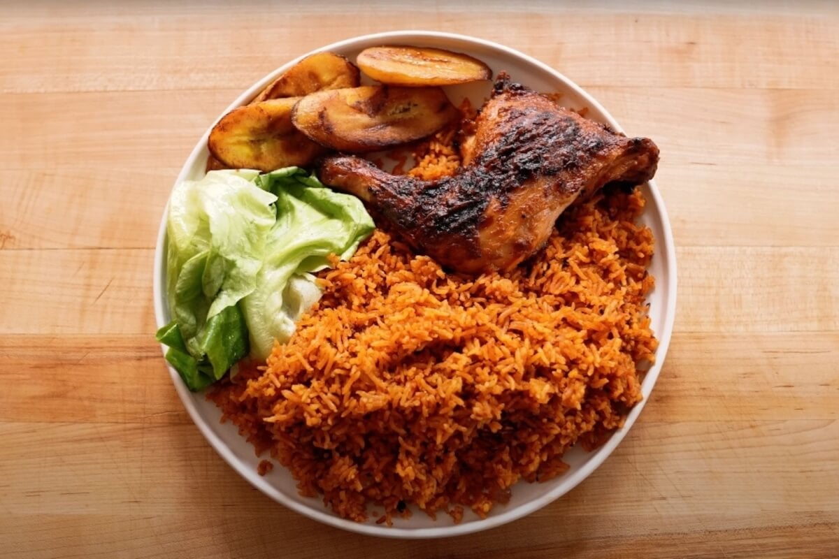 Frango peri-peri com arroz Jollof, banana frita e salada (Imagem: Syed Hasan Faraz | Shutterstock)