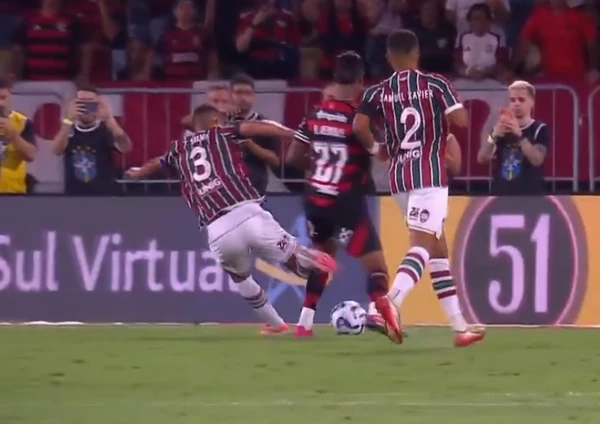 Árbitro capixaba não marcou pênalti no lance entre Thiago Silva com Bruno Henrique