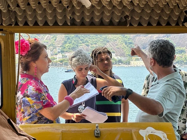 Leticia Prisco em um set de filmagem