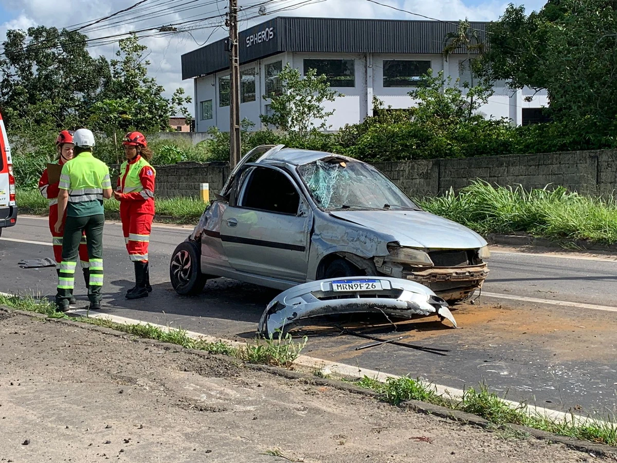 Motorista fica ferido após capotar carro durante ultrapassagem proibida na BR-101, em Linhares