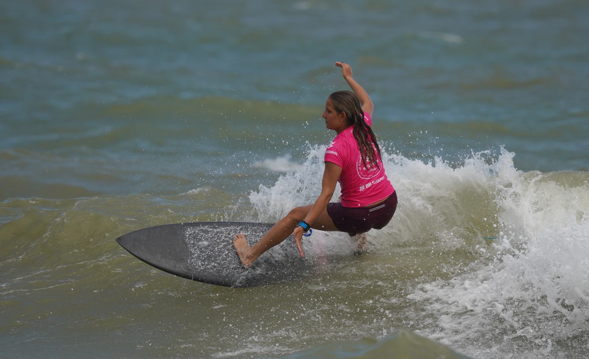 Surfe na Praia d'Ulé por Ricardo Medeiros
