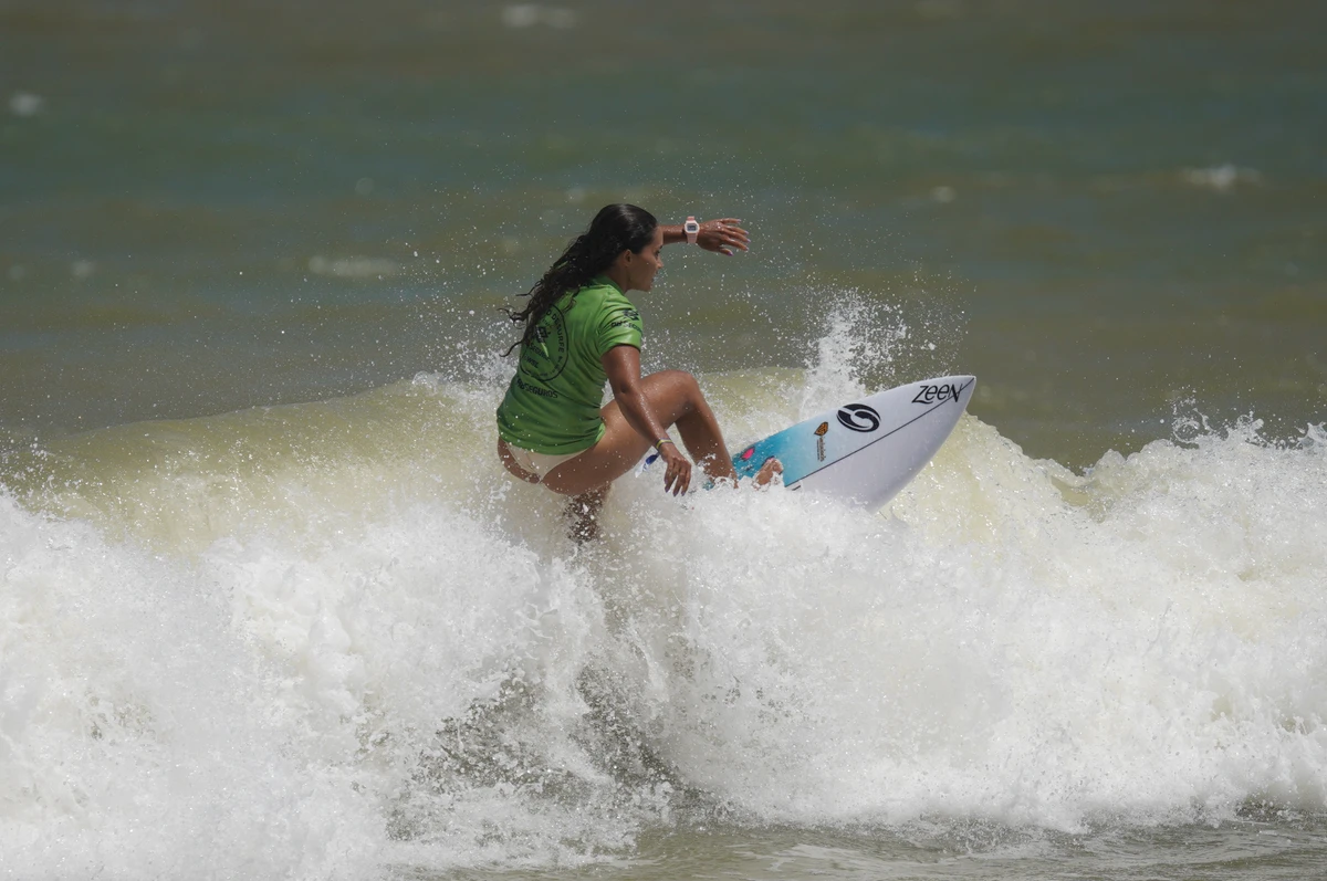 Surfe na Praia d'Ulé por Ricardo Medeiros