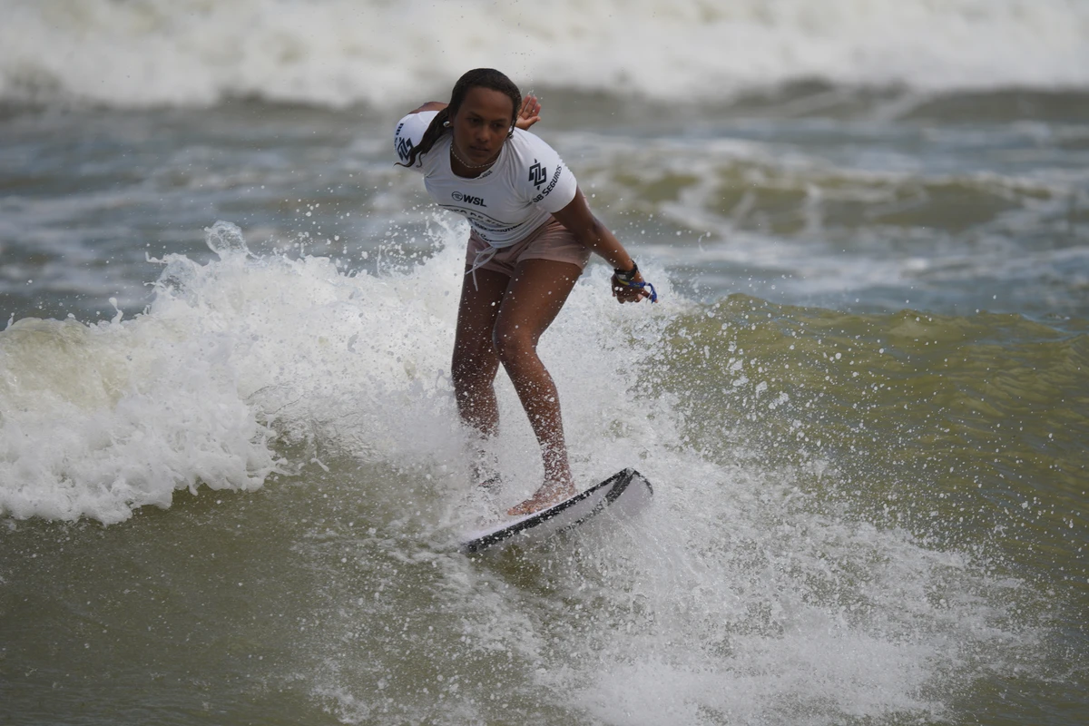 Surfe na Praia d'Ulé por Ricardo Medeiros