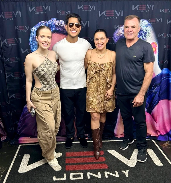  Isabelle, Luciana e Everaldo Reginatto, da Matrix Music Hall, receberam o cantor Kevi Jonny no “10 Horas de Arrocha”, que lotou a casa no último sábado. 