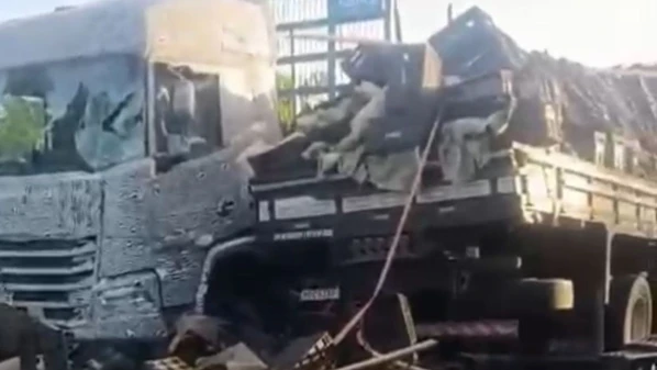 Colisão aconteceu na altura do km 65 e ninguém ficou ferido. O trânsito precisou funcionar no sistema de pare e siga no sentido Norte para o atendimento da ocorrência.