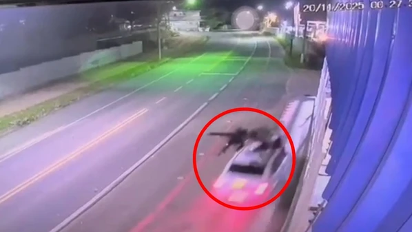 Acidente foi flagrado por câmera de segurança na madrugada de quinta-feira (20), no bairro Guanabara