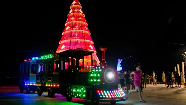 Às margens do Rio Santa Maria, árvores gigantes e uma infinidade de lâmpadas brilhantes encantam crianças e adultos da Capital