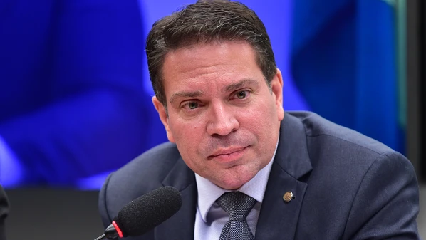 Ministro do STF deverá pedir a inclusão do nome do parlamentar na lista da Interpol dos mais procurados do mundo