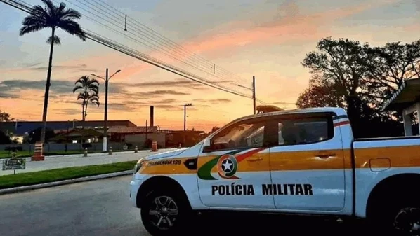 O homem poderia estar em surto, de acordo com a corporação; as vítimas foram identificadas como Rita de Cássia da Silva Silveira, 59, e Talia da Silva Silveira, 28, e o suspeito, como Kelvin da Silva Silveira