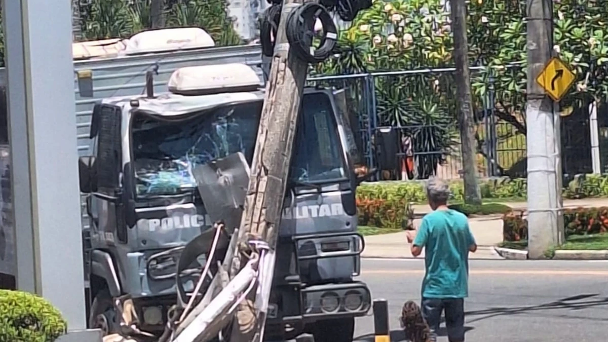 Caminhão da Polícia Militar se envolveu em acidente nesta sexta-feira (20) em Vitória