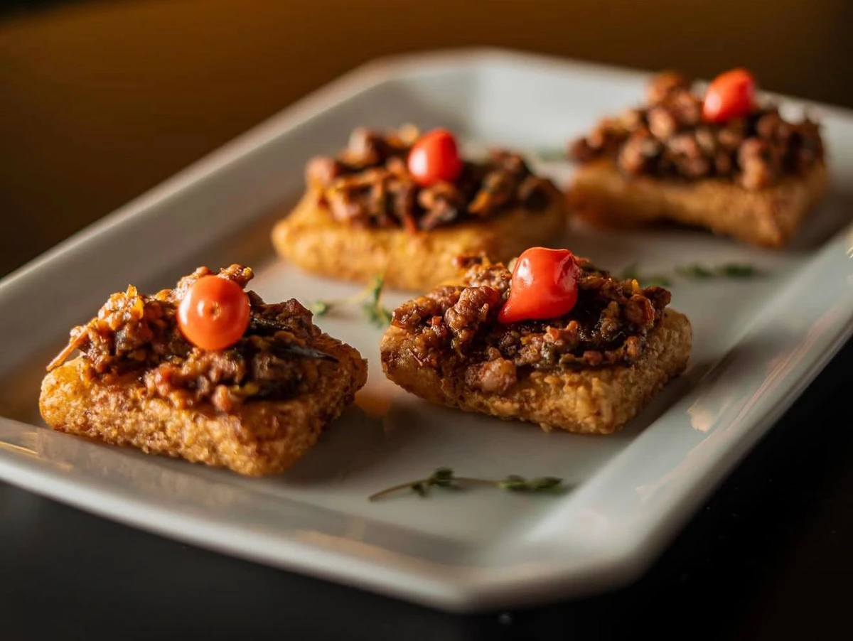 Dadinhos de tapioca com ragu de linguiça do bar e restaurante Mooca, em Jardim Camburi, Vitória 