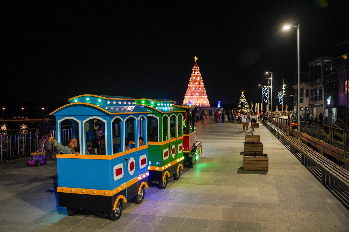 Decoração de Natal na Ilha das Caieiras por Vitor Jubini