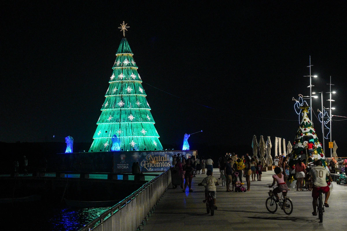 Decoração de Natal na Ilha das Caieiras por Vitor Jubini