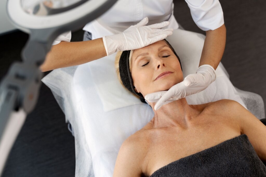 As massagens faciais feitas no Bit Spa passam por várias etapas e atendem a diferentes queixas (Imagem: Sklo Studio | Shutterstock)