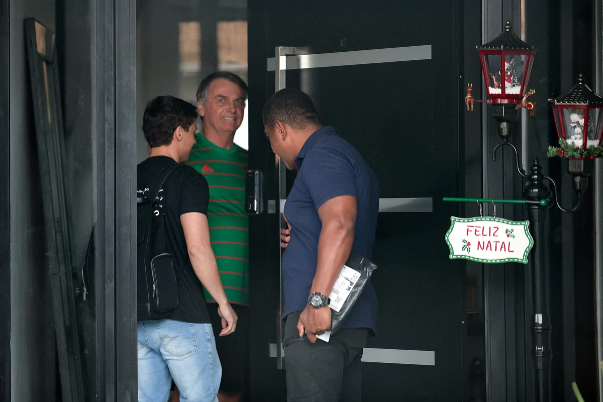 Ex-presidente Jair Bolsonaro aparece na porta de casa durante prisão domiciliar 