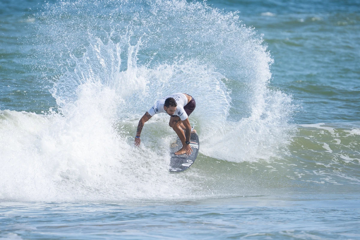 Surfistas deram show de aéreos e rasgadas nas ondas da Praia d'Ulé, em Guarapari por Pedro Paiva/WSL