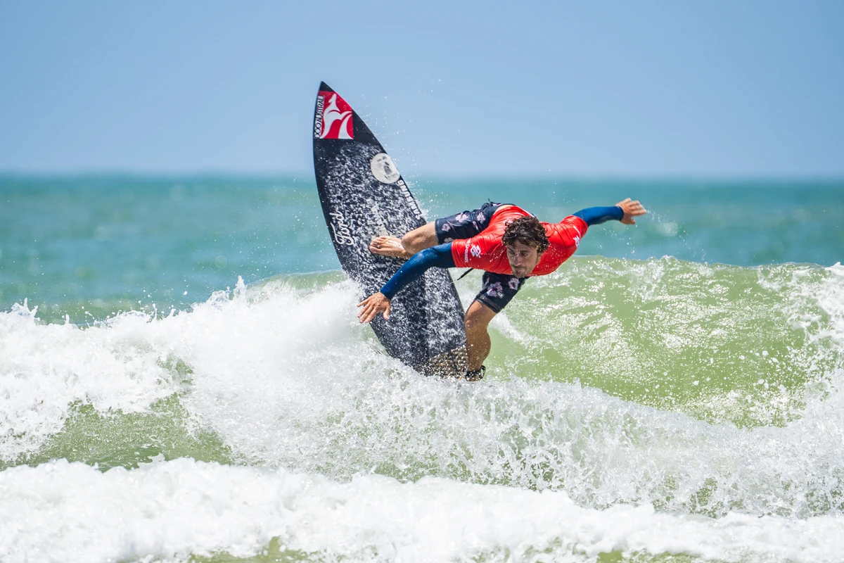 Surfistas deram show de aéreos e rasgadas nas ondas da Praia d'Ulé, em Guarapari por Pedro Paiva/WSL