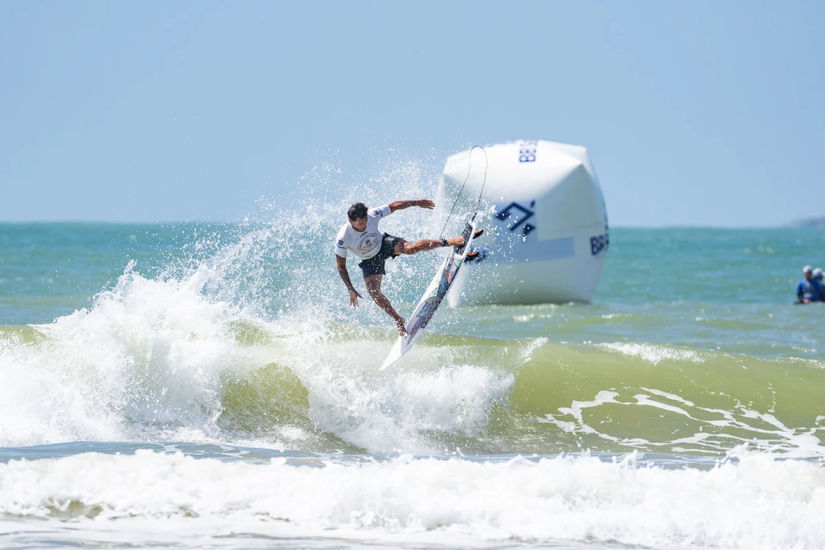 Surfistas deram show de aéreos e rasgadas nas ondas da Praia d'Ulé, em Guarapari por Pedro Paiva/WSL