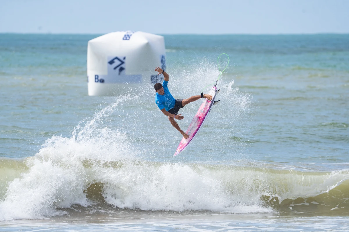 Surfistas deram show de aéreos e rasgadas nas ondas da Praia d'Ulé, em Guarapari por Pedro Paiva/WSL